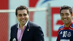 Marco Fabián, al lado de Luis Pérez (der.), confía en que el Rebaño vaya en ascenso tras la victoria sobre el San Luis.