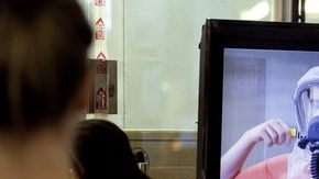 Tras creciente tensión entre Israel e Irán, la población se preocupa por un ataque y viejas máscaras de gas están siendo renovadas.