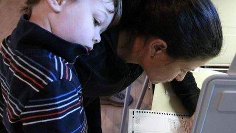 Una votante marca sus decisiones en la boleta durante las primarias de California.