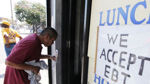 Un cliente entra a una tienda del sector Skid Row del centro de Los  Ángeles que acepta estampillas de comida (EBT).
