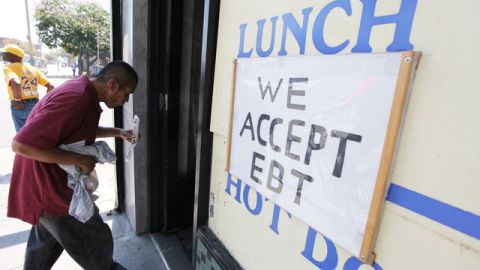 Un cliente entra a una tienda del sector Skid Row del centro de Los  Ángeles que acepta estampillas de comida (EBT).