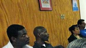 Vecinos de Compton reciben los formularios para obtener las firmas a favor de la destitución de Skyy Fisher. La campaña contra el miembro del CUSD ha unido a latinos y afroamericanos de la ciudad.