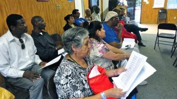 Vecinos de Compton reciben los formularios para obtener las firmas a favor de la destitución de Skyy Fisher. La campaña contra el miembro del CUSD ha unido a latinos y afroamericanos de la ciudad.