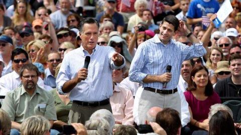 Romney y Paul Ryan también criticaron el plan de Obama para Medicare, el programa gubernamental de asistencia médica para los ancianos, a pesar de que Ryan apoyó anteriormente un elemento central de ese plan.