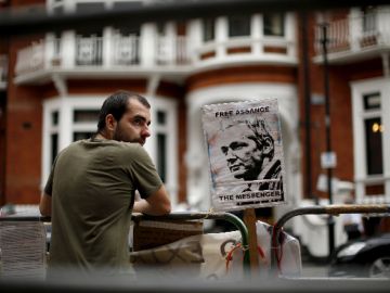 Un manifestante a favor de Assange observa los alrededores de la Embajada de Ecuador, en Londres.