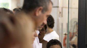 Un hombre, tras la creciente tensión entre Israel e Irán, vende máscaras de gas en un mercado de Jerusalén, Israel, ayer.