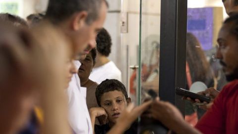Un hombre, tras la creciente tensión entre Israel e Irán, vende máscaras de gas en un mercado de Jerusalén, Israel, ayer.