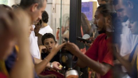 Un hombre, tras la creciente tensión entre Israel e Irán, vende máscaras de gas en un mercado de Jerusalén, Israel, ayer.