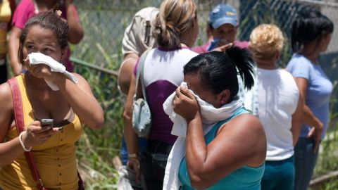 Familiares de reos de la cárcel de Yare I reclaman información sobre las víctimas, en protesta a la entrada del recinto penitenciario, ayer.