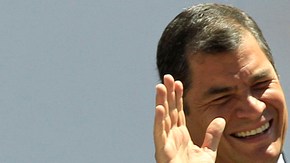 El presidente ecuatoriano Rafael Correa saluda desde un balcón del palacio durante el cambio de Guardia, en Quito.