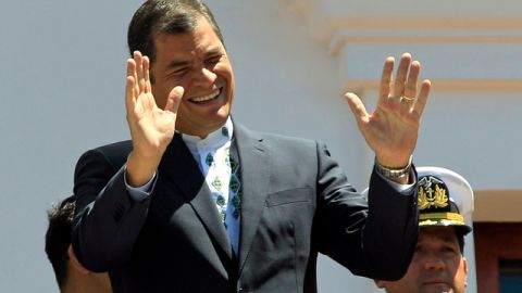 El presidente ecuatoriano Rafael Correa saluda desde un balcón del palacio durante el cambio de Guardia, en Quito.