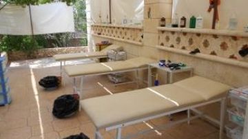 El hospital, cuyo localización precisa se desconoce por razones de seguridad, lleva dos meses trabajando de manera clandestina ayudados por médicos sirios.