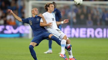 Forlán jugando con Uruguay en amistoso contra Francia la semana pasada.