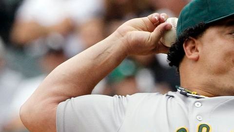 El ex Cy Young se disculpó con compañeros y afición de Oakland.