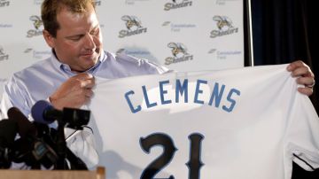 Roger Clemens muestra la camiseta con su legendario número 21.