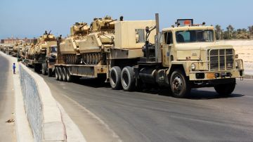 Varios tanques de guerra del gobierno egipcio se trasladan por una zona de la península del Sinaí.