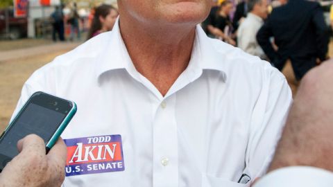 Todd Akin dijo que mantendrá su candidatura en el proceso y consideró una 'reacción excesiva' las demandas para que la suspenda.