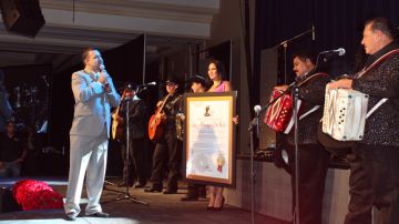 Juan Carlos Hidalgo, CEO de Monitor Latino (izq.), entrega premio a Los Huracanes del Norte.