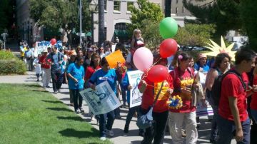 Cientos de personas protestaron en Sacramento por sus derechos laborales.