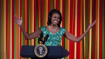 La primera dama estadounidense Michelle Obama ofrece unas palabras para unos niños que entrenaban baloncesto.