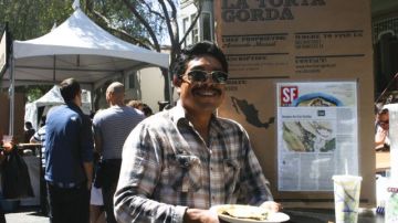 Un mexicano es atraído por el menú de La Torta Gorda en Festival de Comida Callejera.