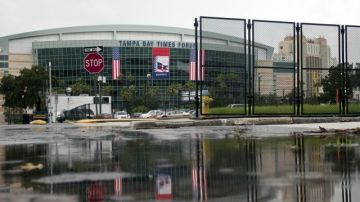 Una valla de seguridad rodea el Tampa Bay Times Forum, lugar de la sede del Comité Nacional Republicano.