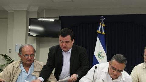 El presidente salvadoreño, Mauricio Funes (2d), en San Salvador, durante la firma de un acuerdo entre los partidos políticos.