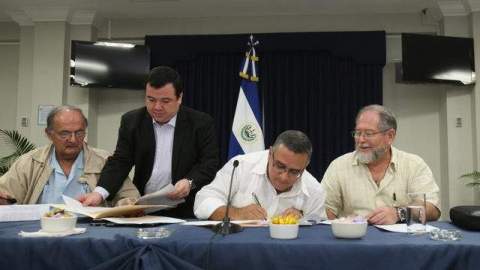 El presidente salvadoreño, Mauricio Funes (2d), en San Salvador, durante la firma de un acuerdo entre los partidos políticos.