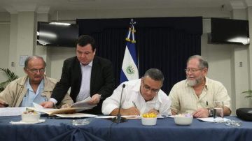 El presidente salvadoreño, Mauricio Funes (2d), en San Salvador, durante la firma de un acuerdo entre los partidos políticos.