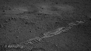 Estas son las huellas del explorador espacial Curiosity en el planeta marte.