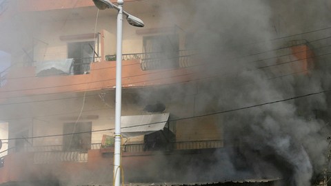 Un comercio fue incendiado ayer durante los enfrentamientos que tuvieron lugar en Trípoli, Líbano.