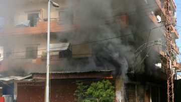 Un comercio fue incendiado ayer durante los enfrentamientos que tuvieron lugar en Trípoli, Líbano.