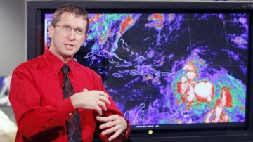 El doctor Rick Knabb, director del Centro Nacional de Huracanes, se mantiene estudiando a la tormenta tropical "Isaac" junto a su equipo.