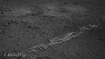 Foto provista por la NASA que muestra las huellas de ruedas del Curiosity sobre Marte.