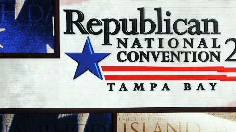 El presidente del Comité Nacional Republicano, Reince Priebus (izquierda) y el presidente de la convención William Harris dan un discurso sobre el estrado de la Convención Nacional Republicana que se espera celebrar en Tampa, Florida.