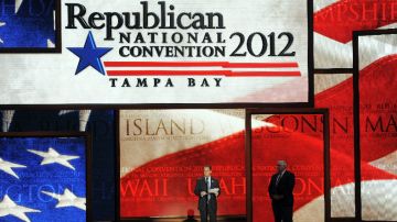 El presidente del Comité Nacional Republicano, Reince Priebus (izquierda) y el presidente de la convención William Harris dan un discurso sobre el estrado de la Convención Nacional Republicana que se espera celebrar en Tampa, Florida.