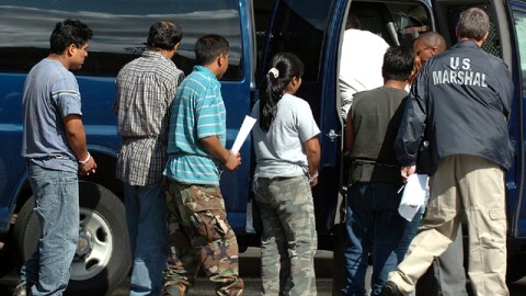 Los agentes de inmigración detuvieron a casi 600 indocumentados durante la redada realizada en 2008 en la espaciosa planta.