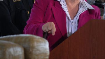 La secretaria del Departamento de Seguridad Nacional de Estados Unidos, Janet Napolitano, en rueda de prensa, cuando mostraba paquetes de marihuana incautados.