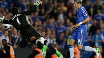 Fernando Torres (9) corre por el esférico para luego fusilar al portero Adam Federici, del Reading, y anotar el tercer gol para Chelsea.