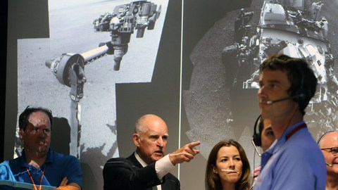 El gobernador Jerry Brown hizo un recorrido por las instalaciones de JPL, en Pasadena, y alabó el trabajo que allí se realiza.