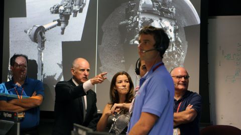 El gobernador Jerry Brown hizo un recorrido por las instalaciones de JPL, en Pasadena, y alabó el trabajo que allí se realiza.