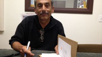 Alejandro Murguía firma uno de sus libros en instalaciones de Radio Bilingüe.