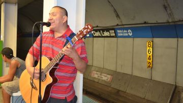 Juan Carlos Hernández es el único artista que canta en el español de las estaciones de la CTA.