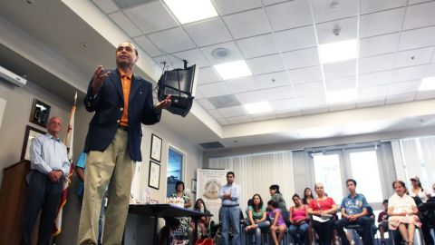 El congresista Luis Gutiérrez criticó hoy las "posiciones extremistas" de la fórmula presidencial republicana Romney-Ryan en contra de la reforma migratoria y el Dream Act.