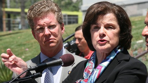 La senadora federal Dianne Feinstein (centro), el alcalde Villaraigosa (der.) y el secretario de la Vivienda, Shaun Donovan.