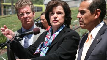 La senadora federal Dianne Feinstein (centro), el alcalde Villaraigosa (der.) y el secretario de la Vivienda, Shaun Donovan.
