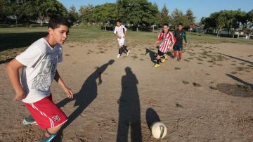 El equipo de fútbol juvenil tiene que contentarse con jugar sobre el terreno lleno de desniveles.