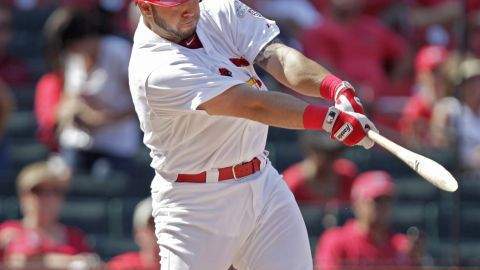 Tony Cruz, de los Cardenales,  parte el bate con un sencillo en la octava entrada del partido contra los Astros de Houston.