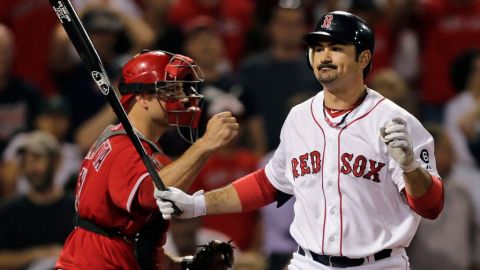 Adrián González es ponchado en la derrota de los Red Sox en el Fenway Park.