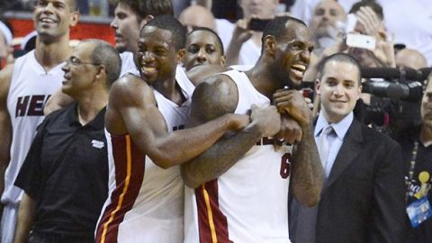 El escolta Dwyane Wade y su compañero de equipo, el alero LeBron James.